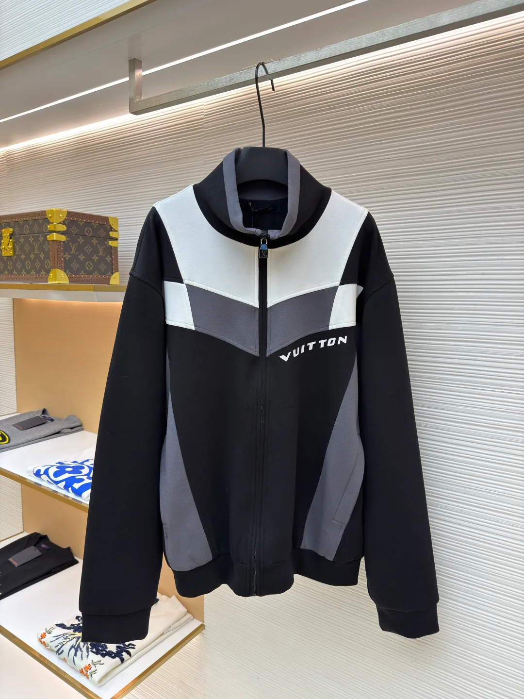 LOUIS VUITTON Spliced jogging sweatshirt long-sleeved sweatshirt ●Original version: Purchased and developed by 13126 ●Item number: 1682019-B70 ●Fabric: 100% cotton ●Technology: Made by positioning cutting machine ●Color: black, gray and white ●Version: fitted version ●Weight: about 1015 grams ●Size: S-M-L-XL ●Description: This Louis Vuitton color-blocked jacket is made of high-elastic composite knitted fabric (polyester fiber + spandex blend), which has been treated with matte brushing, giving it both stiffness and skin-friendly feel. The body of the garment adopts geometric color-blocking cutting technology: black, gray, and white pieces are spliced ​​diagonally in a V-shape, and the edges are processed by "laser seamless fit + same-color overlocking" to ensure smooth seams without any irritation. The "VUITTON" logo on the chest uses a three-dimensional silicone imprinting process. It is first laid with a low-temperature setting glue layer and then covered with a matte coating to take into account the three-dimensionality and washability of the logo. The neckline is a stand-up collar design with built-in elastic lining reinforcement; the zipper is made of brand-customized metal, and the chain teeth are the same color as the fabric; the cuffs and hem are equipped with high-elastic ribbing, and the overall shape is ergonomically optimized to suit daily casual scenes. The overall wiring is straight and delicate, the fabric is comfortable and soft, and the color is consistent without color difference. It can be matched with the same style to create a fashionable look and control various occasions. Customized accessories, complete with three standards, same style for men and women!